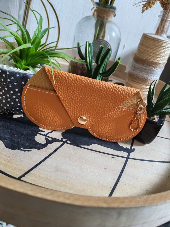 Étui à lunettes en simili cuir camel 