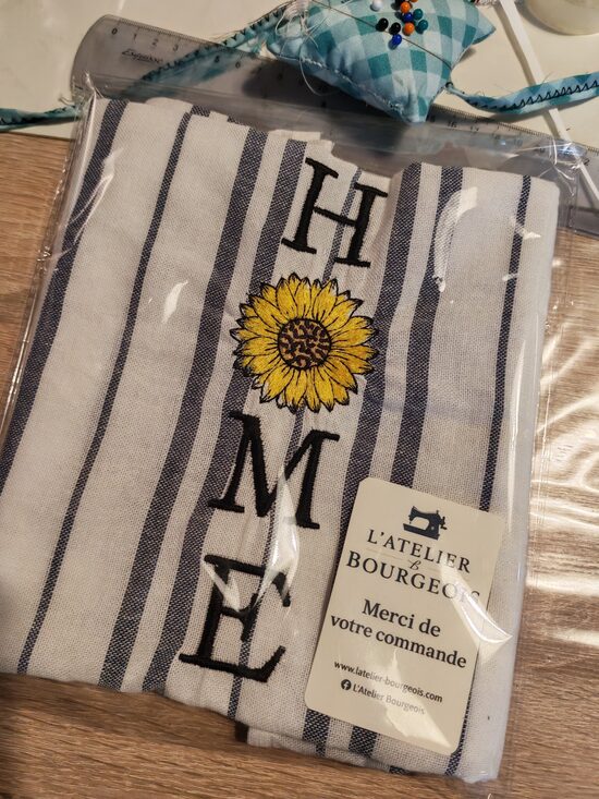 🌻 Torchon brodé – Motif “HOME” tournesol Prix : 3 €
