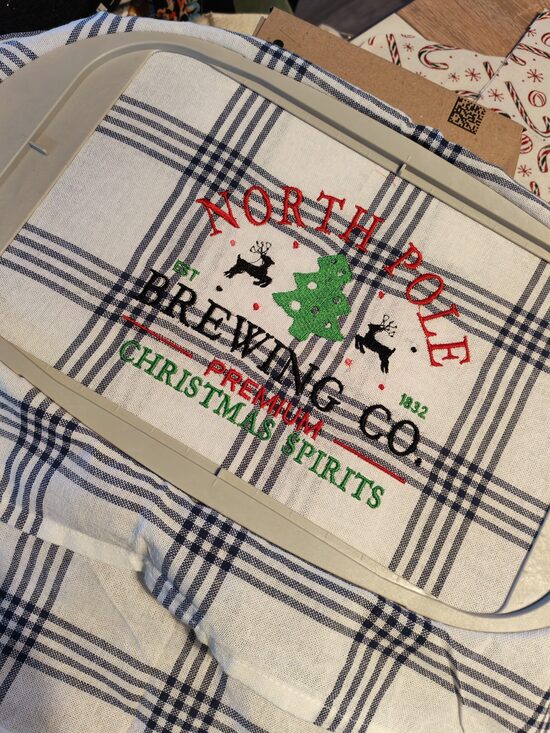 🎄 Torchon brodé – “North Pole Brewing Co.”