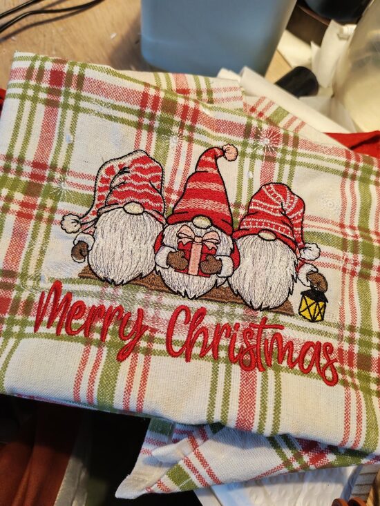 🎅 Torchon brodé – “Merry Christmas” Lutins de Noël