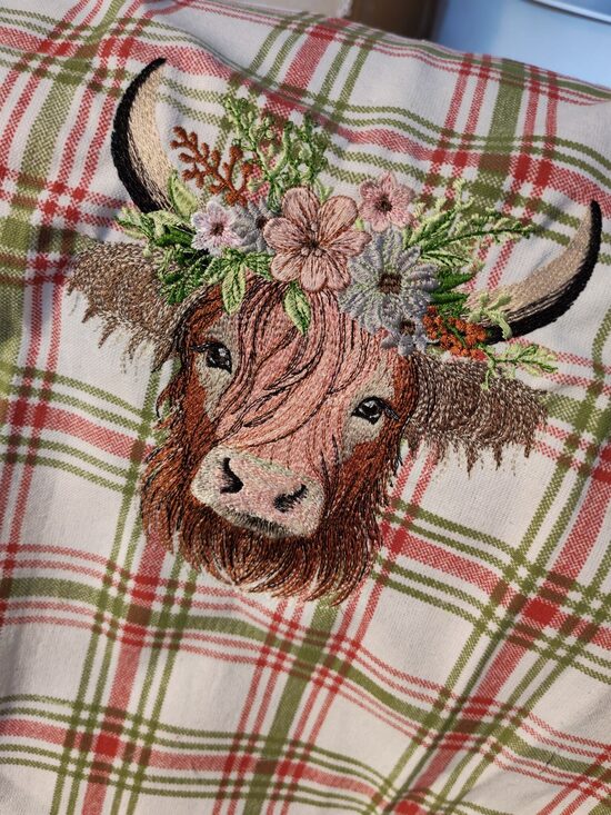 🐮 Torchon brodé – Vache Highland Fleurie